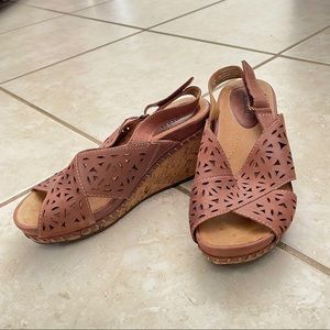 Brown leather wedge Earth Aries sandals size 7B